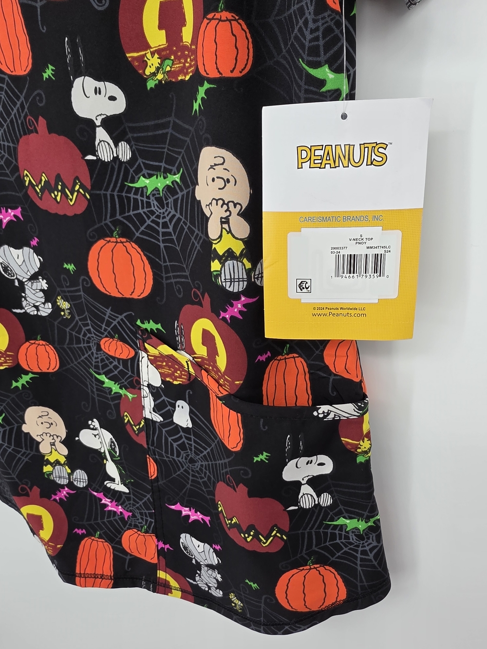 NWT Peanuts Halloween Snoopy Charlie Brown Scrub Medical Top V Neck S Pockets - Picture 10 of 10